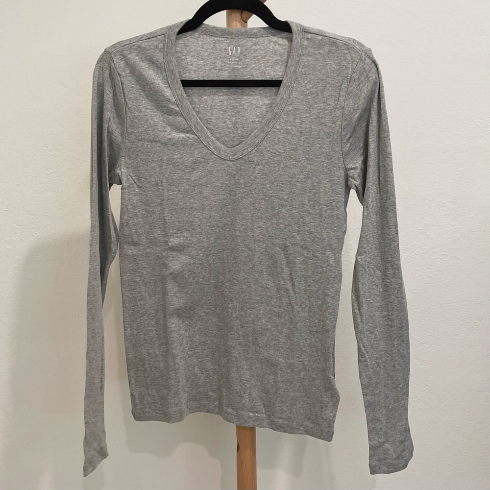 GAP Women's Gray Favorite V Neck Long Sleeve Tee